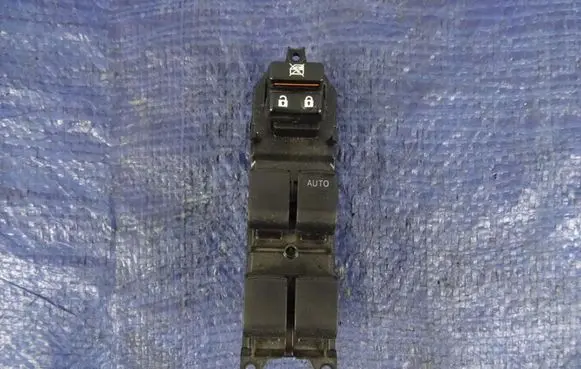 Toyota RAV 4 (XA40) Electric window control switch
