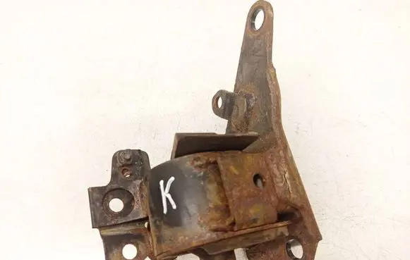 Toyota Avensis T250 Engine mount bracket 