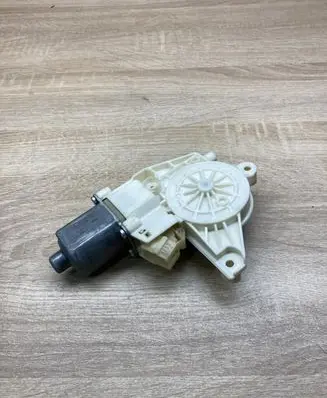 Mercedes-Benz C W204 Front door window regulator motor A2048200142 0130822441