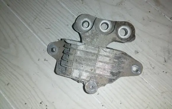 Opel Insignia B Engine mount bracket 84254938