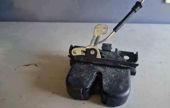 Audi A3 S3 8L Tailgate/trunk/boot lock/catch/latch 8L0827520C