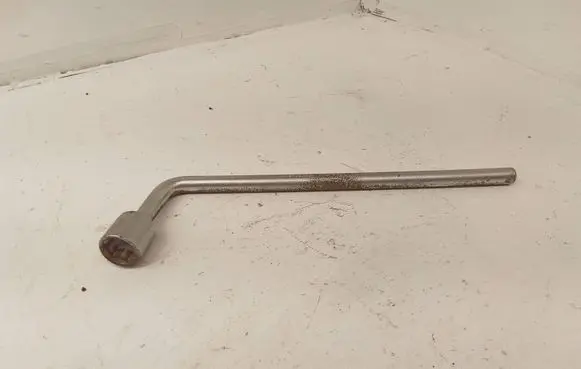 Mercedes-Benz ML W164 Wheel nut wrench A2215810001