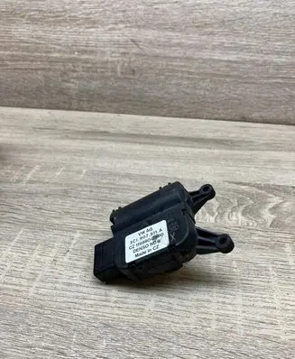 Volkswagen PASSAT B7 Air flap motor/actuator 3C1907511A CZ1168802860