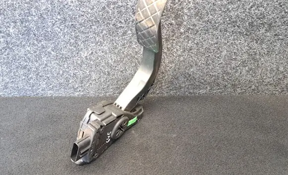Accelerator throttle pedal