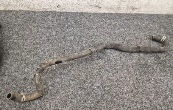 Land Rover Discovery 5 Engine coolant pipe/hose FPLA8063CB FPLA8063