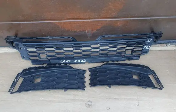 Skoda Kamiq Front bumper lower grill 658807368 658807367