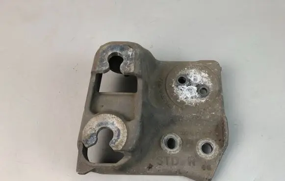 Subaru Legacy Engine mounting bracket