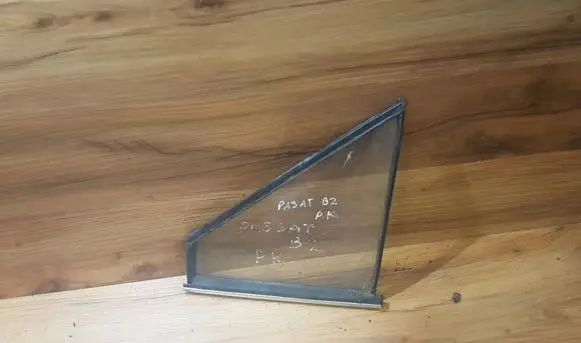 Volkswagen PASSAT B2 Front triangle window/glass 43R001190
