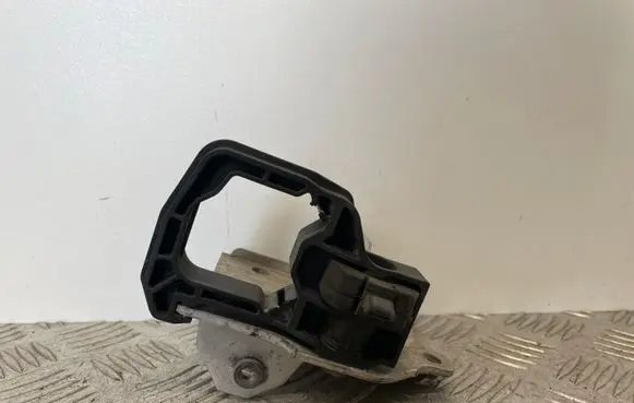 Radiator mount bracket