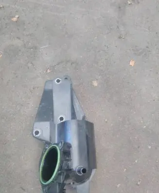 Ford Focus Intercooler pipe mounting bracket 1060231S01