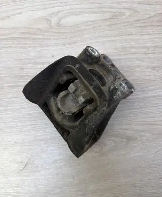 Honda Civic Engine mount bracket 