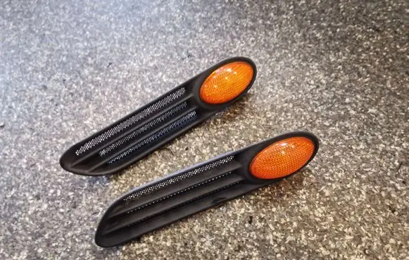 Front fender indicator light