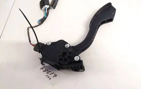 Toyota RAV 4 (XA30) Accelerator throttle pedal 7811042010 78110-42010