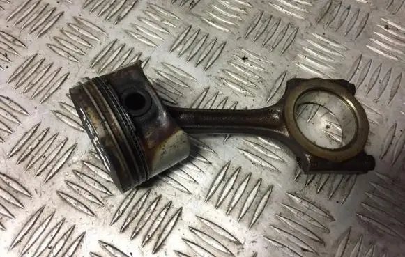 Renault Clio III Piston with connecting rod