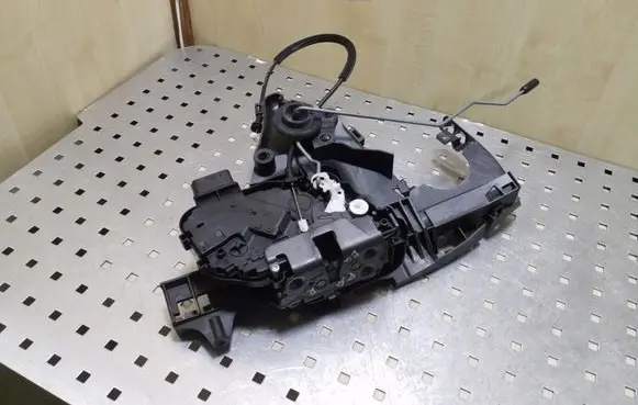 Volvo V50 Front door lock 240015103 30753664 30784047