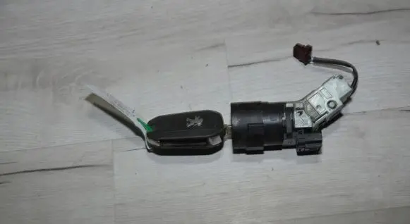 Peugeot 2008 I Ignition lock