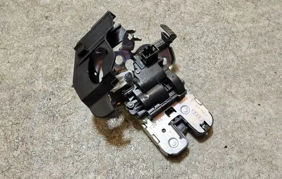 Skoda Rapid (NH) Tailgate/trunk/boot lock/catch/latch 8R0827505A 1702201610
