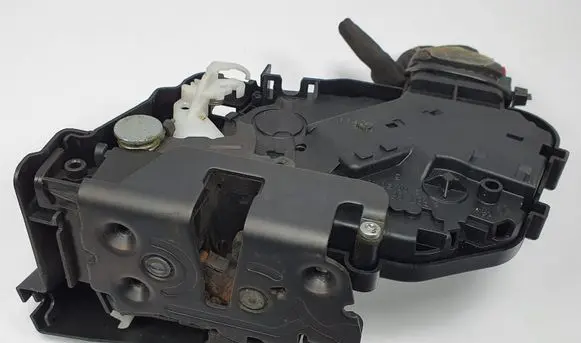 Volvo C70 Front door lock 30753658
