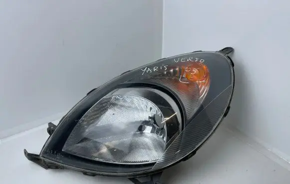 Toyota Yaris Headlight/headlamp 0498