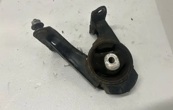 Engine mount bracket