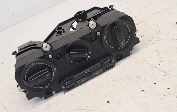 Volkswagen Golf V Climate control unit 743138