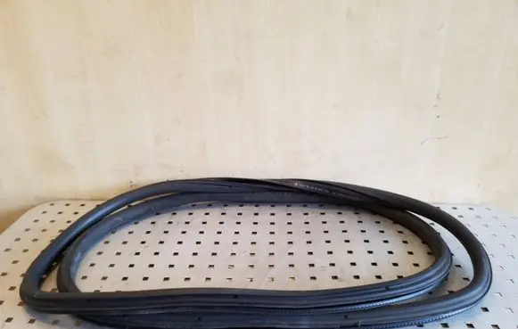 Skoda Octavia Mk2 (1Z) Front door rubber seal