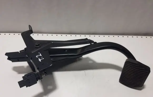 Volvo S80 Brake pedal