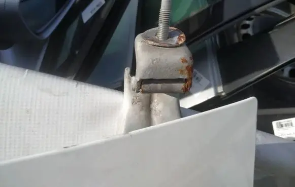 Tailgate/trunk/boot hinge