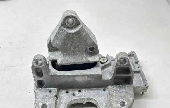 Nissan Pulsar Engine mount bracket
