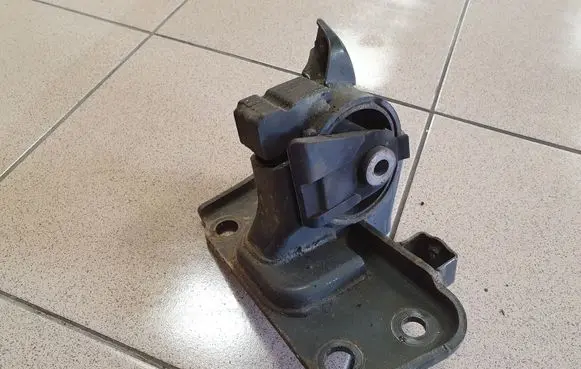 Toyota Avensis T270 Engine mount bracket