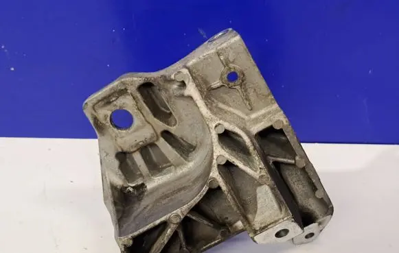Engine mounting bracket