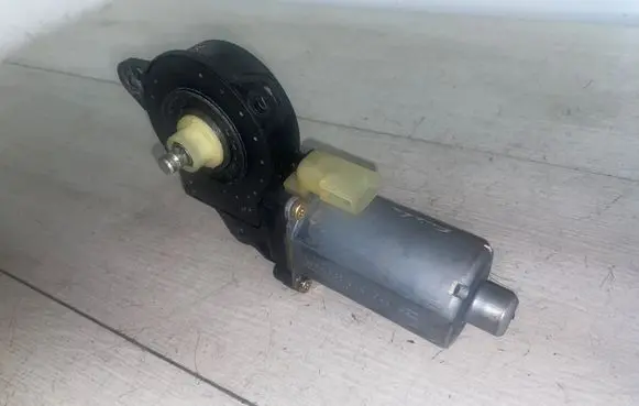 Ford Fiesta Front door window regulator motor 0130821938