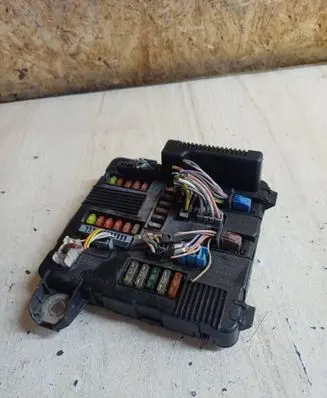 Renault Scenic II - Grand scenic II Fuse module 8200306032A S118399200D 04125