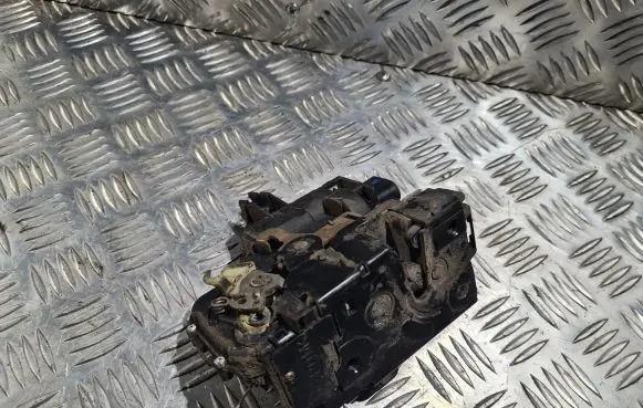 Volkswagen PASSAT B5 Coupe door lock (next to the handle) 