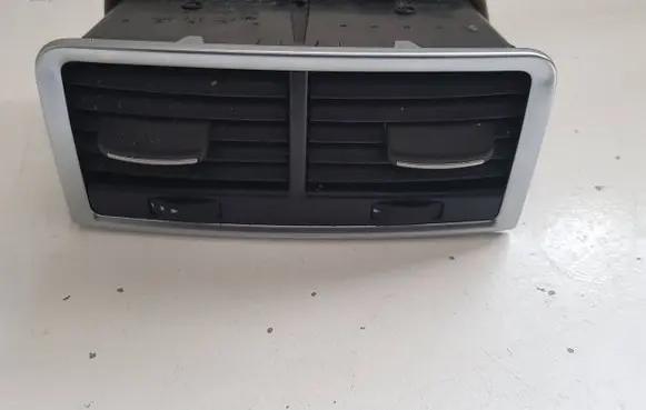 Rear air vent grill
