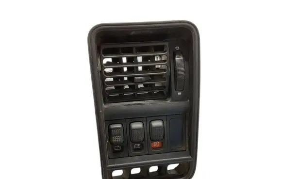 Ford Sierra Dash center air vent grill 83BGA018B09AA S82520