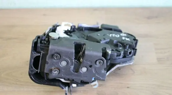 Volvo V50 Front door lock 30753655