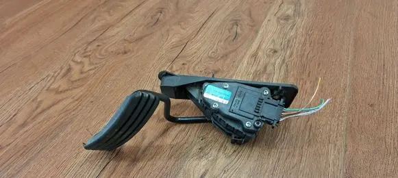 Accelerator throttle pedal