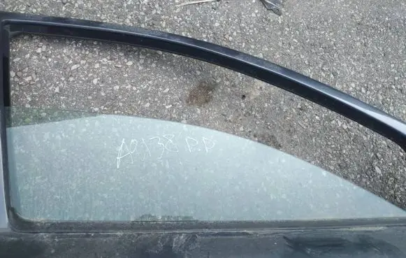 Volvo S60 Front door window glass four-door as2