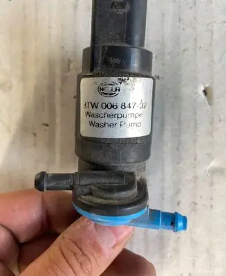 Audi A6 S6 C5 4B Windscreen/windshield washer pump 8tw00684702