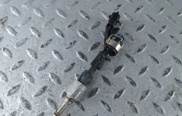 Jaguar XJ X351 Fuel injector 8W939F593AD 0261500105