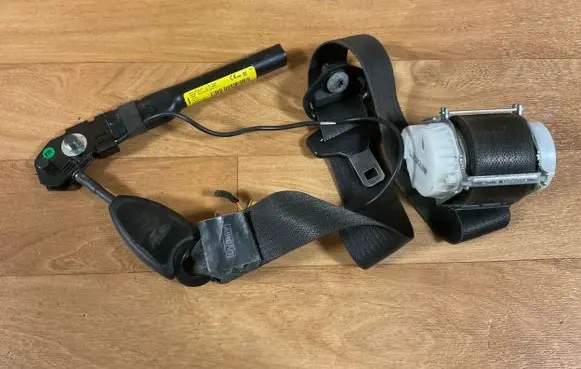Opel Meriva B Front seatbelt 13305706 13250510