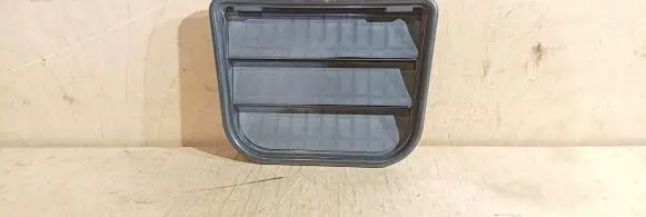Quarter panel pressure vent