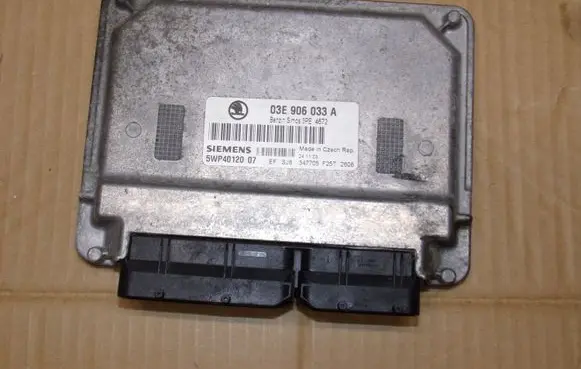 Skoda Fabia Mk1 (6Y) Engine control unit/module 03E906033A