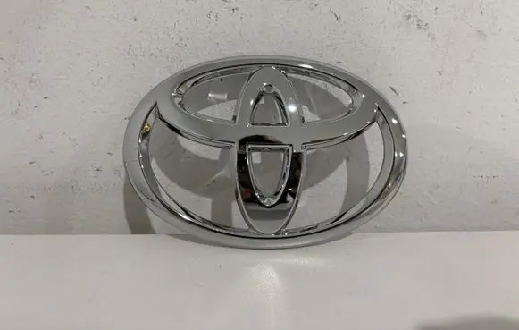 Toyota Yaris XP210 Manufacturer badge logo/emblem 90975-W2002