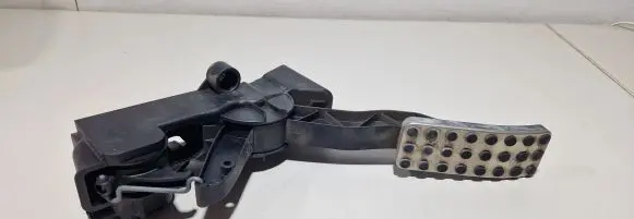 Mercedes-Benz B W245 Accelerator throttle pedal A1693000082