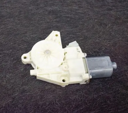 Mercedes-Benz E W212 Front door window regulator motor A2129066802