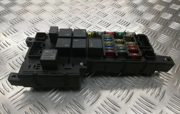 Volvo XC70 Fuse module 518828108