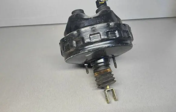 Mercedes-Benz C W203 Brake booster A0054300230 03784902024