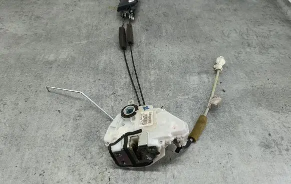 Honda CR-V Front door lock